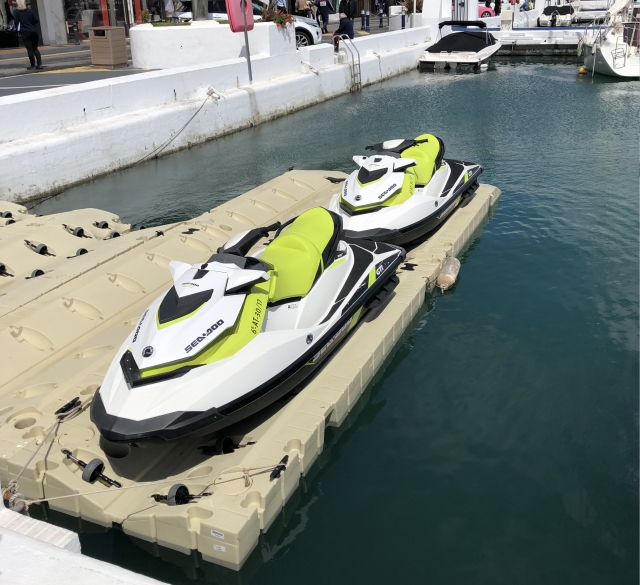 Nuestras motos de agua en el puerto