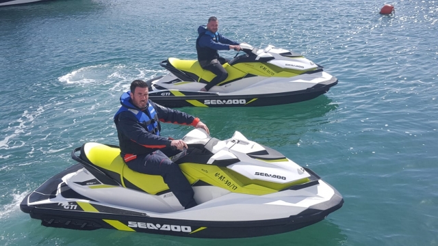 Amigos sobre las motos de agua