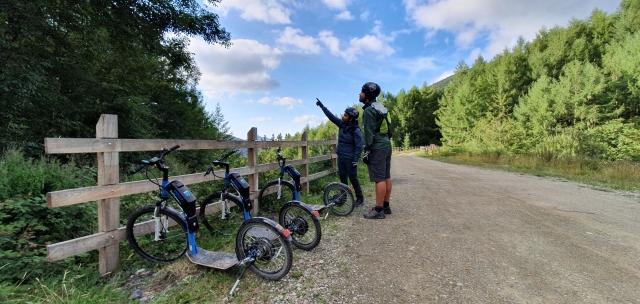 Parada con las bicis para disfrutar del paisaje