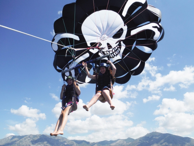 Volando sobre Fuengirola en parasailing