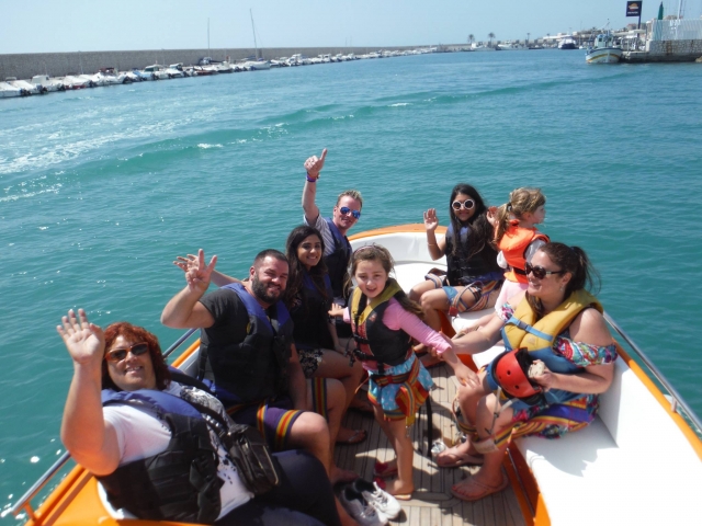 Grupo de amigas en el barco antes de hacer parasaling