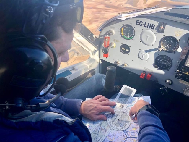 Piloto calculando los tramos en la cabina