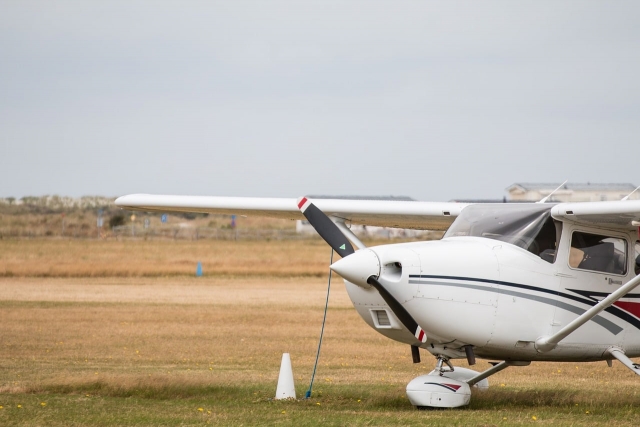 Avioneta en la pista de aterrizaje