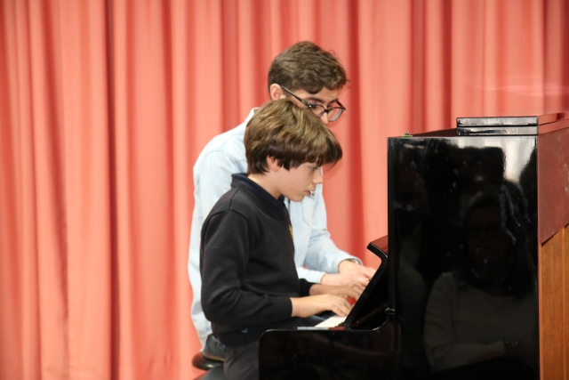 Ensayando en el piano