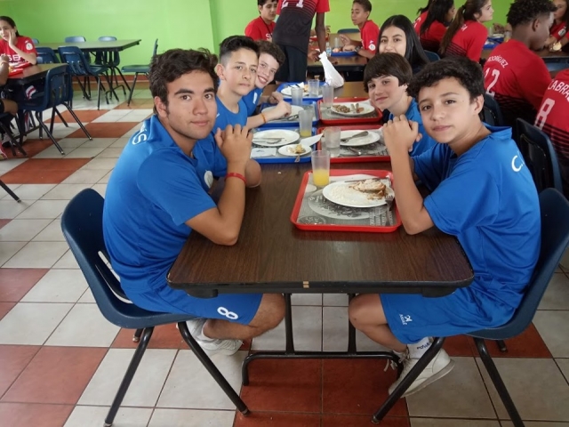 Reponiendo fuerzas en la comida