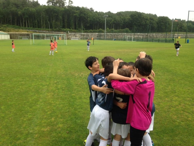 Celebrando un gol en el campus de fútbol