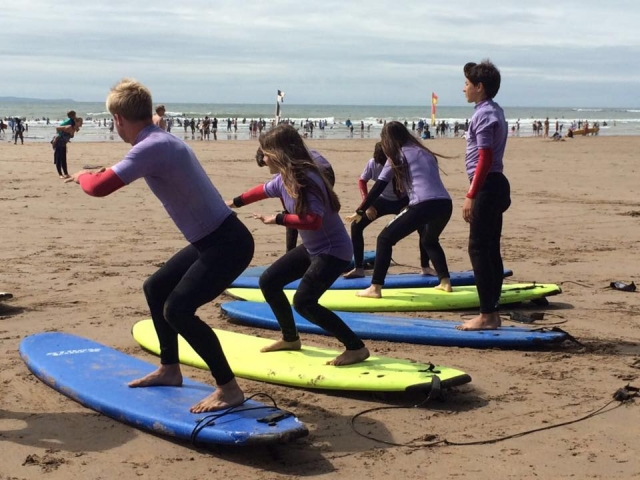 Practicando la técnica del surf
