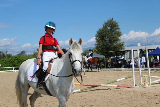 Alumno de equitación sobre el caballo