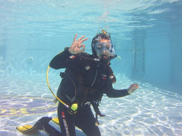 Bautismo de buceo en la piscina