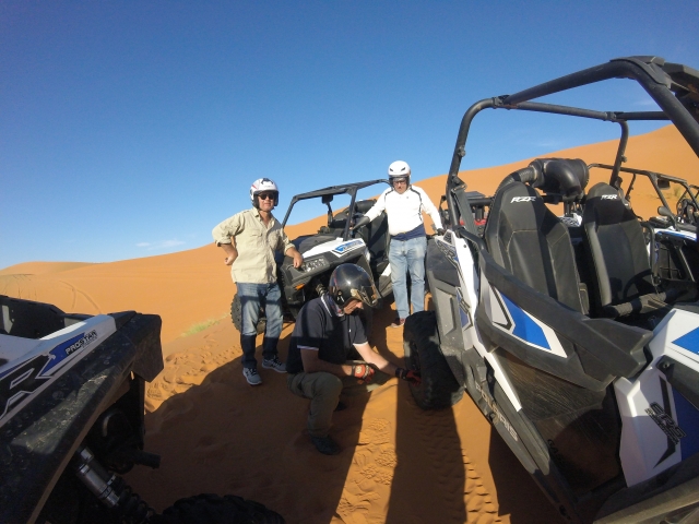 Haciendo una parada en las dunas de Marruecos