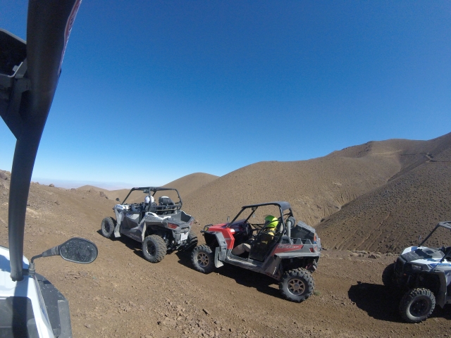 Buggies en fila para poder superar el camino