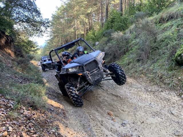 Poniendo el buggy a dos ruedas