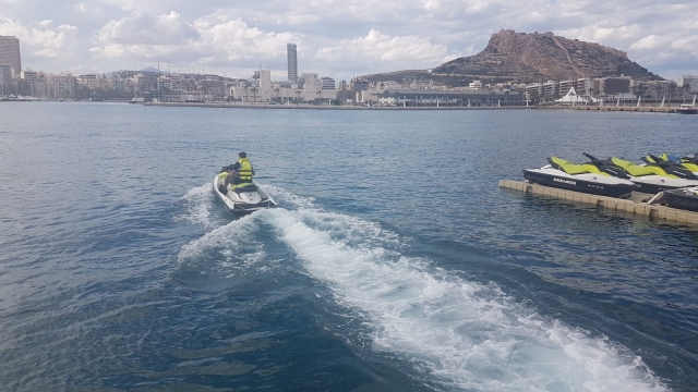Partiendo del puerto en la jet ski