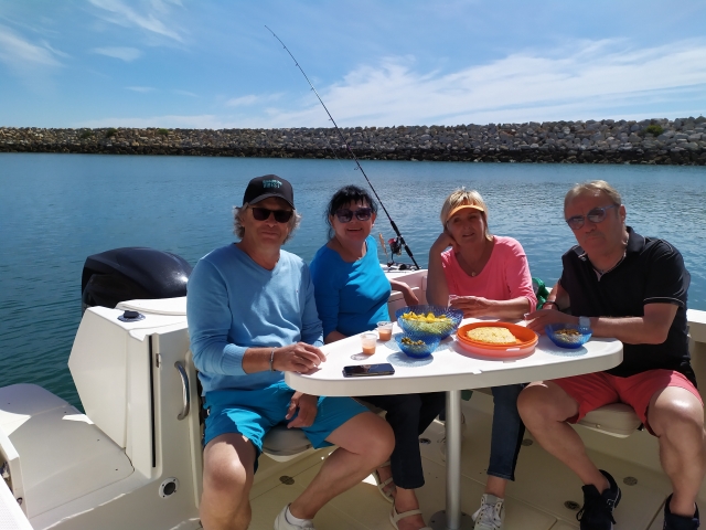  Mit Freunden auf dem Boot 