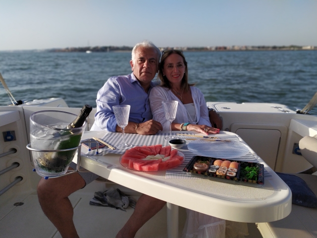  Angenehmer Aperitif auf dem Boot 