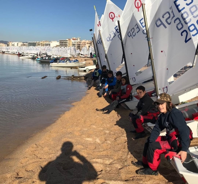 Jóvenes navegantes en los patines a vela
