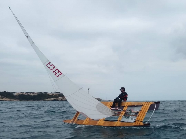 Navegando en el patín a vela senior