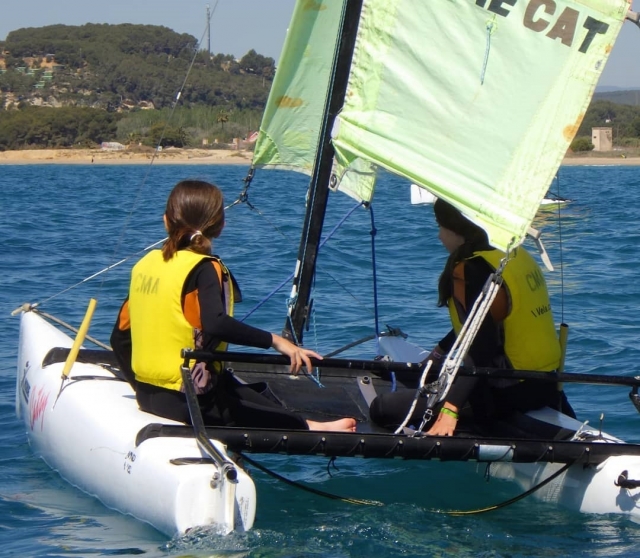 Jóvenes navegando en el Optimist