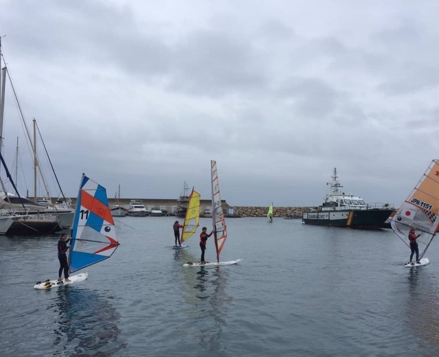 Practicando windsur en día nublado