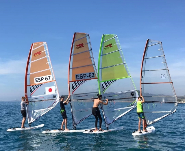 Aprendiendo windsurf con amigos