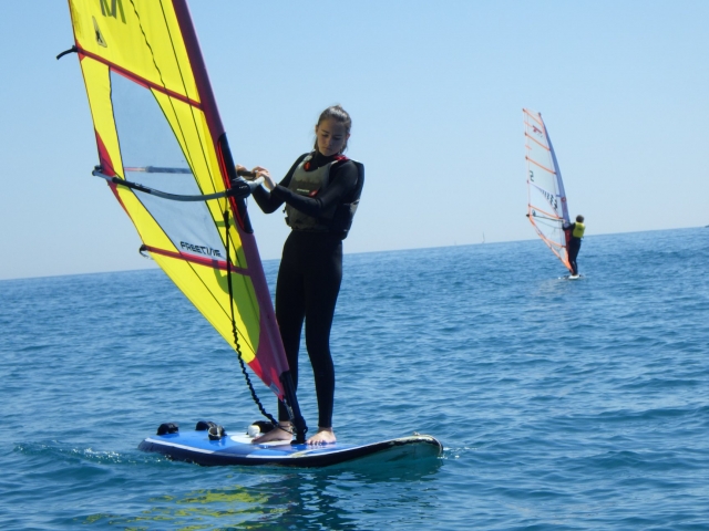Alumna practicando windsurf 