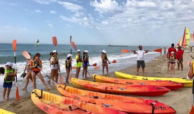 Kayaks preparados en la orilla