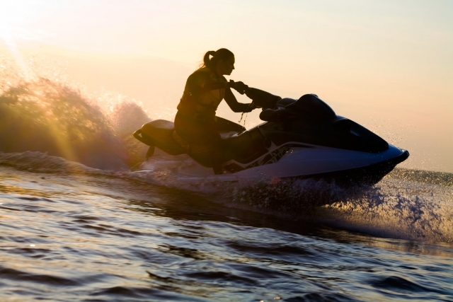  Gita al tramonto su una moto d'acqua moto d'acqua 