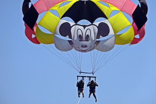 Parasailing con amigos sobre el mar