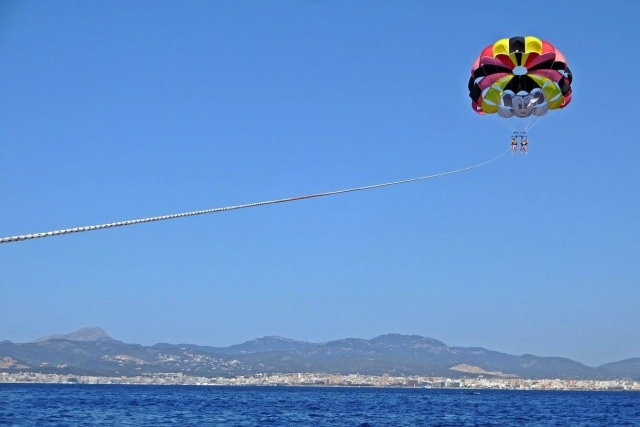 Parasailing en la máxima altura sobre el mar