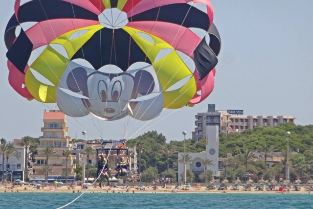 Parasailing cogiendo altura en la costa