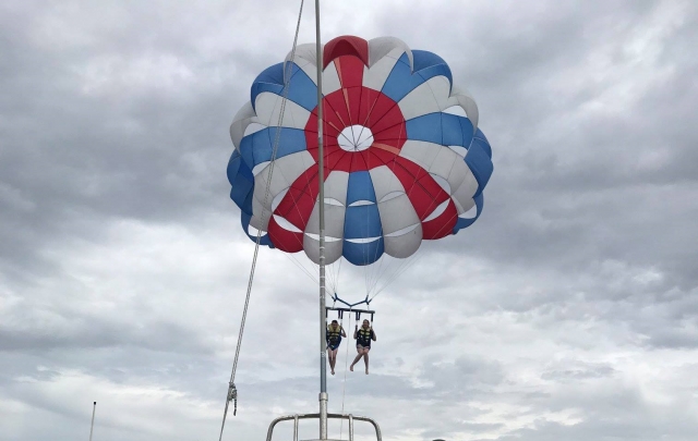 Parasailing tirado de una lancha
