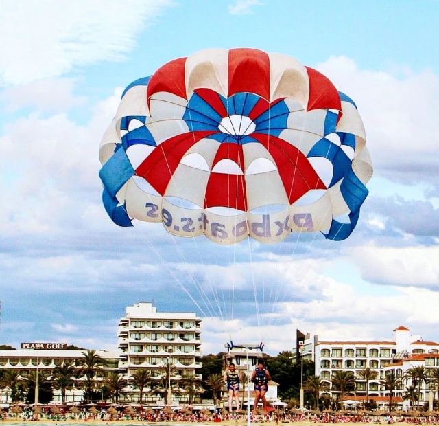 Parasailing sobre la playa de Palma