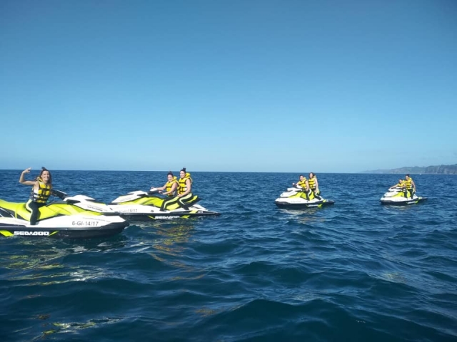 Con le moto d'acqua e gli amici 