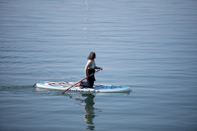  Inginocchiarsi sulla tavola da paddle surf 