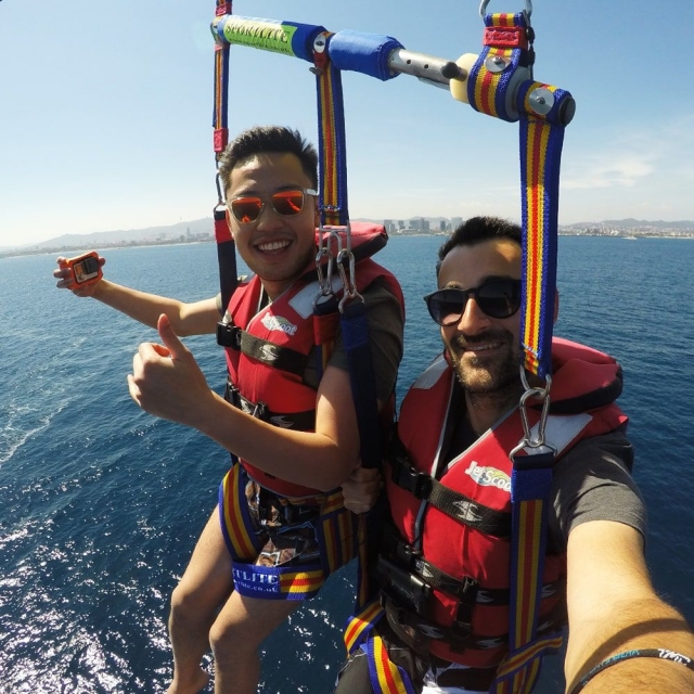 Volando en parasailing puerto de Barcelona