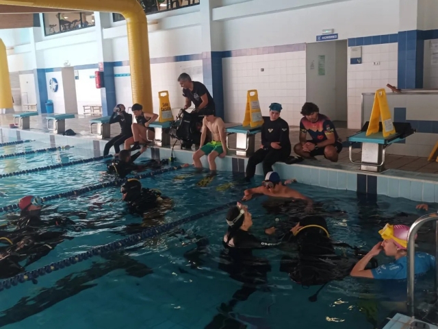 En la piscina aprendiendo a bucear