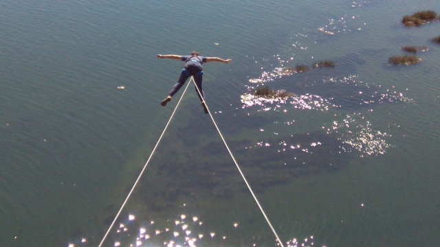  Bungee jumping sobre o rio 