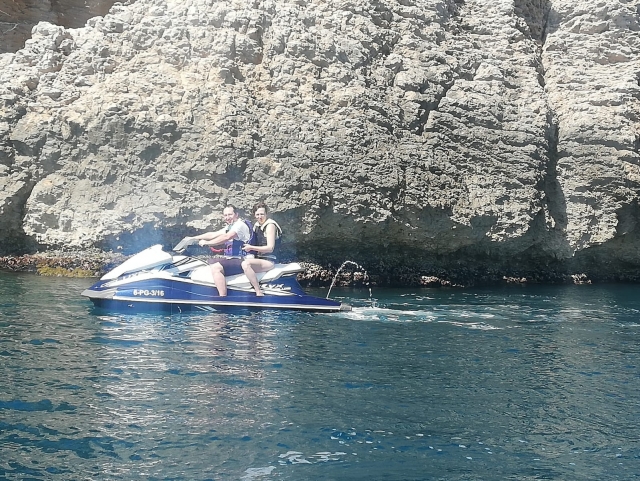 En la cala con la jet ski