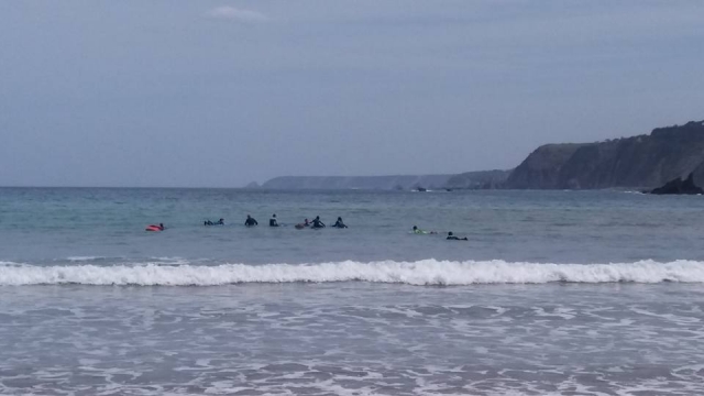  冲浪学生在练习课 