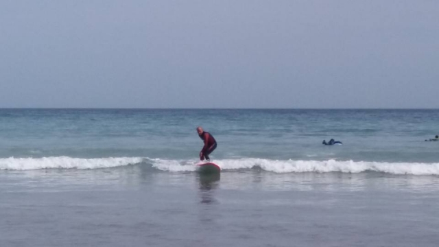  在岸边捕捉波浪 