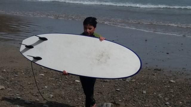  将冲浪板放入水中