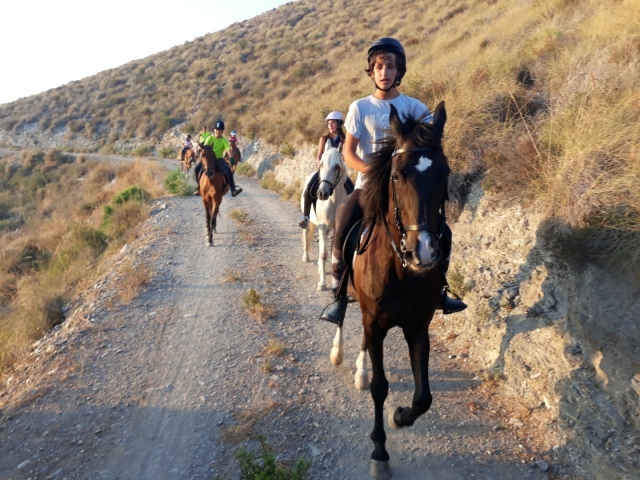 Jóvenes montando en el camino