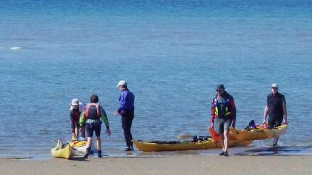  Sortir de l'eau après la balade en kayak à travers la Méditerranée 