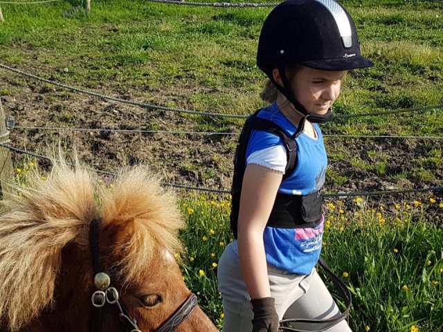 Ragazza e pony che camminano