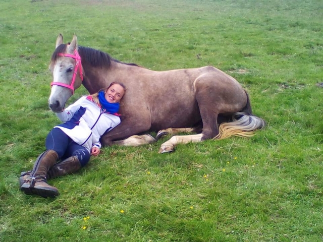  Riposarsi accanto al cavallo 