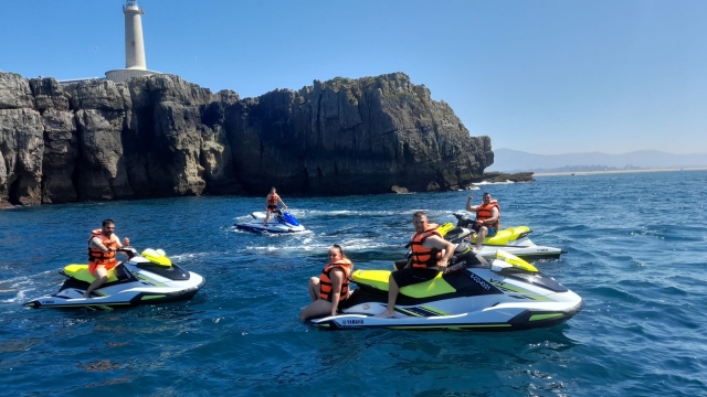  Route mit Freunden auf Jetskis 