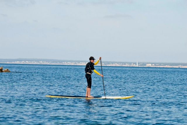 Remando sobre la tabla de paddle surf