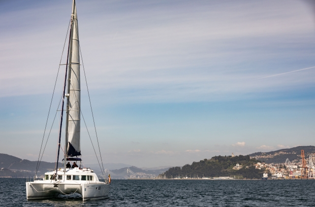 Nuestros catamaranes haciendo ruta por aguas gallegas