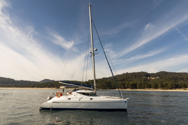 Catamarán surcando las aguas gallegas