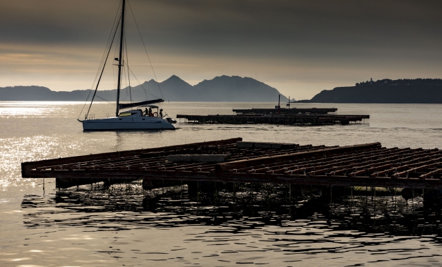 Anocheciendo en aguas galegas a bordo del catamarán